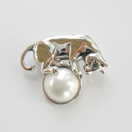 Photo of Sterling Silver & Emerald Cat on Pearl 