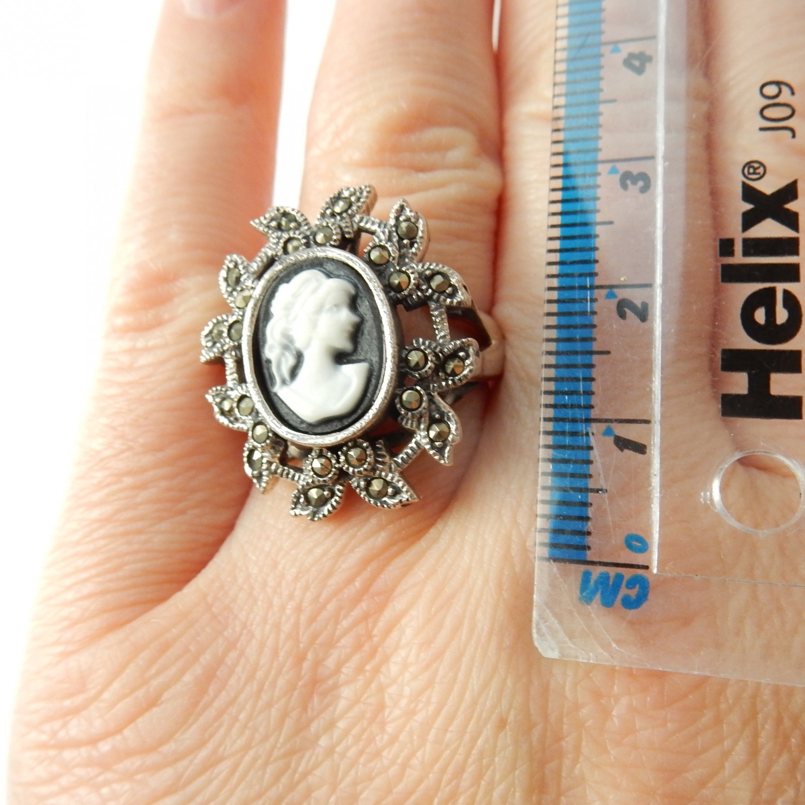 Classic Antique Vintage Victorian Style Women Framed Portrait Black White  Oval Carved Cameo Ring For Women .925 Sterling Silver : Buy Online at Best  Price in KSA - Souq is now Amazon.sa: Fashion