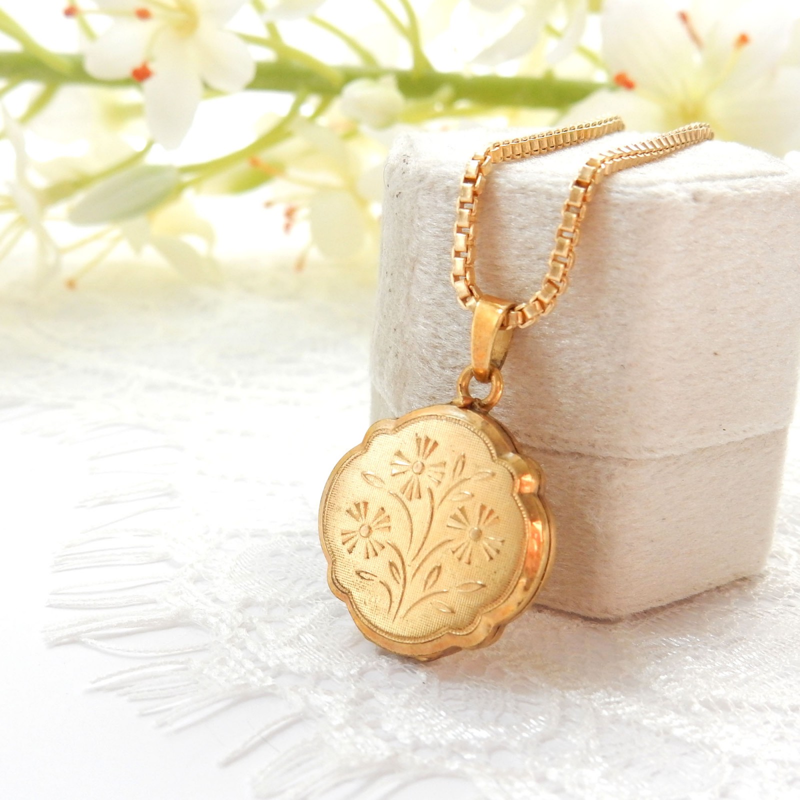 Antique Engraved Floral 10k Gold Locket Necklace