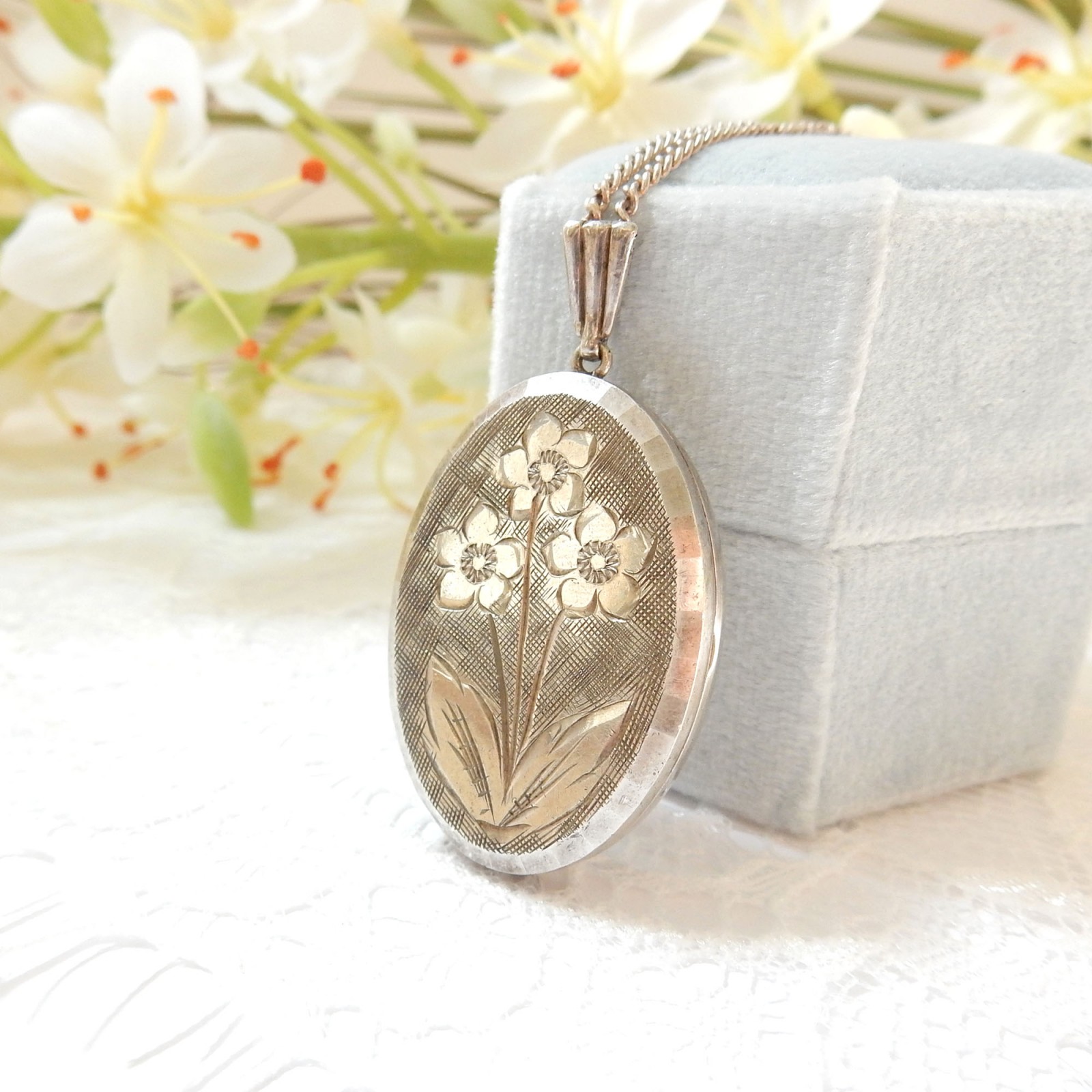 VINTAGE LOCKET NECKLACE, Tiny Antiqued Brass Picture Locket Round Dangling Locket  Pendant Victorian Open Locket Romantic Jewelry Gift N6500 - Etsy